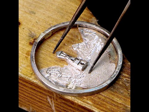 Eski bir metal parçasından yapılmış deniz fenerli gümüş kolye 🌊.